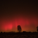 Polárna žiara s pohľadom na kopec Marhát | Zdroj: Hvezdáreň a planetárium M. R. Štefánika v Hlohovci