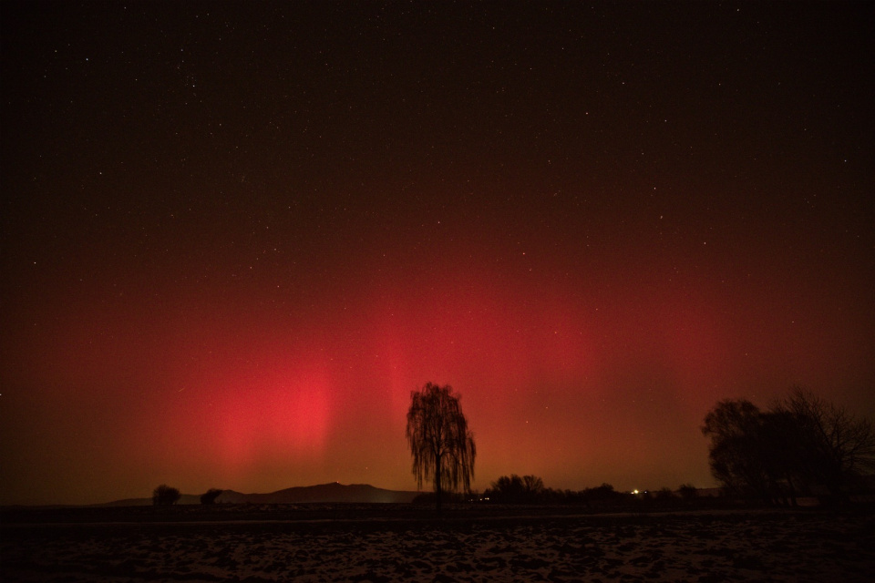 Polárna žiara s pohľadom na kopec Marhát | Zdroj: Hvezdáreň a planetárium M. R. Štefánika v Hlohovci
