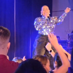 Tina z pódia pozdravila fanúšikov aj rodinu Barchratú. | Foto: Zavar