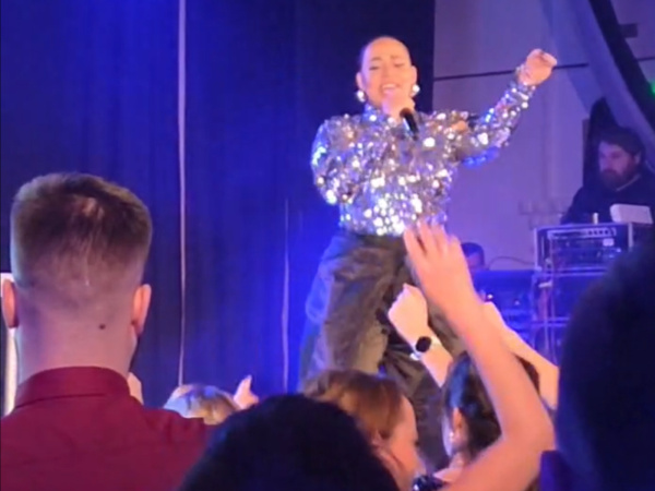 Tina z pódia pozdravila fanúšikov aj rodinu Barchratú. | Foto: Zavar