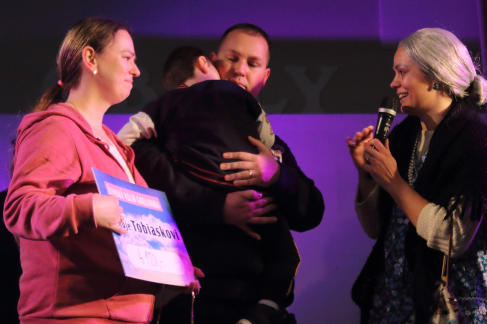 Tobias s rodičmi pri odovzdávaní symbolického šeku na plese. | Foto: Gbely