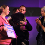 Tobias s rodičmi pri odovzdávaní symbolického šeku na plese. | Foto: Gbely