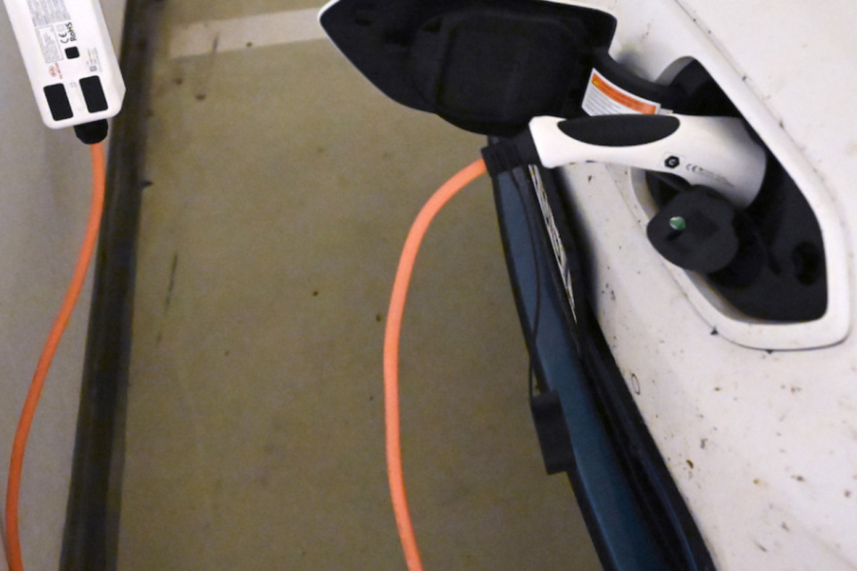 Ilustračná fotografia nabíjacieho kábla | Zdroj: TASR