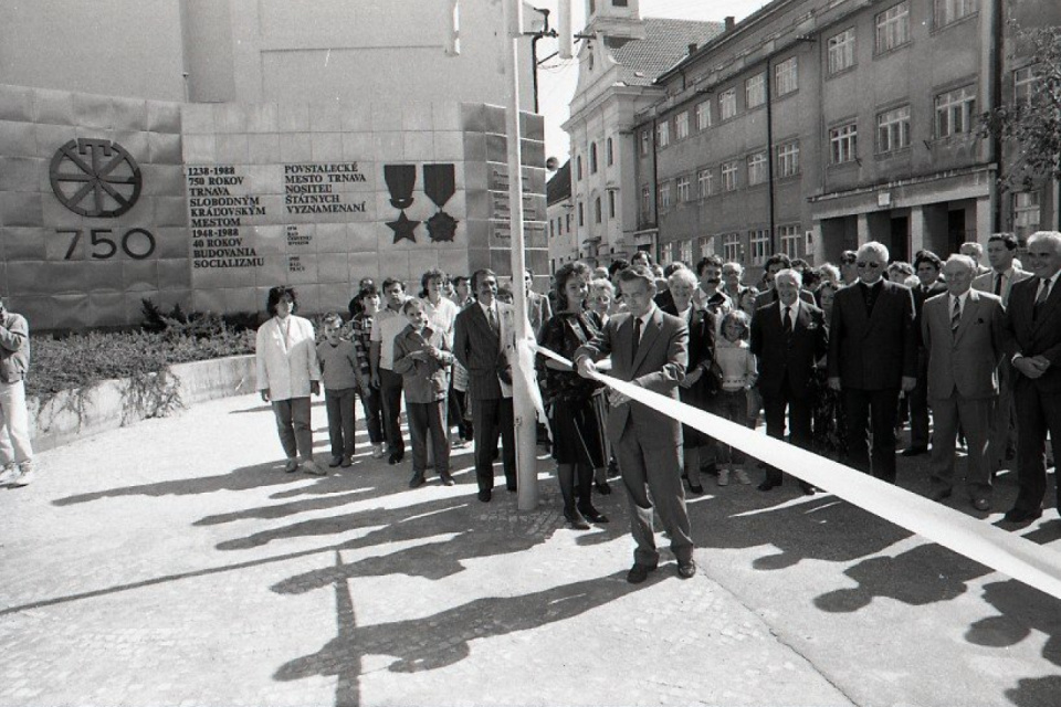 Minister kultúry Miroslav Válek slávnostným prestrihnutím pásky sprístupnil informačnú tabuľu mestskej pamiatkovej rezervácie v Trnave. | Foto: Vladimír Benko - ČSTK