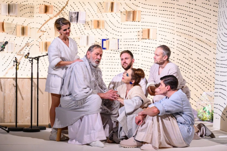 Súčasťou hry sú aj osobné správy, ktoré divadlo zozbieralo v Trnave | Foto: Filip Cepka