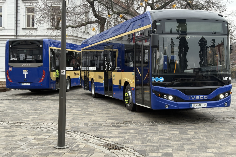 Nové elektrobusy, ktoré budú jazdiť po Trnave | Foto: Michaela Martišíková, Trnavské rádio