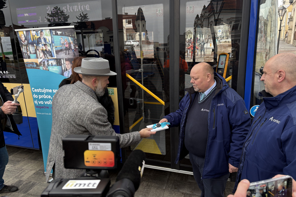 Primátor mesta odovzdal vodičom nových autobusov kľúče | Foto: Michaela Martišíková, Trnavské rádio