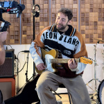 Bystrík počas nahrávania klipu k hudobnej novinke SLZA I Zdroj: Street Production