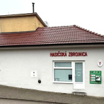  Defibrilátor je umiestnený na vonkajšej stene hasičskej zbrojnice | Zdroj: DHZ Chtelnica