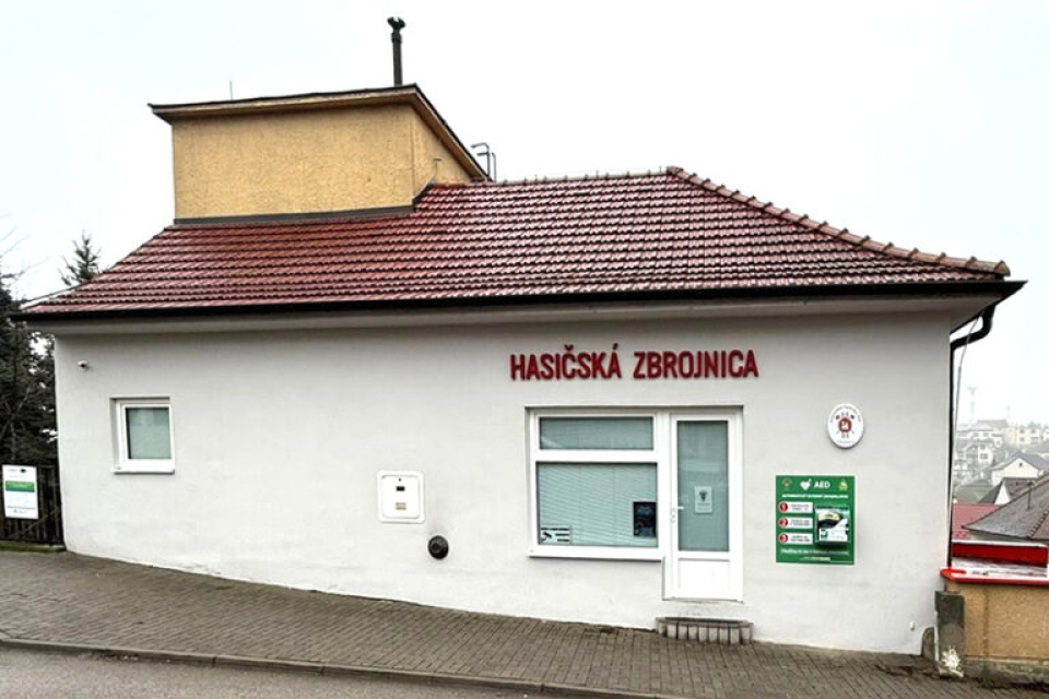 Defibrilátor dostupný nonstop | Zdroj: DHZ Chtelnica