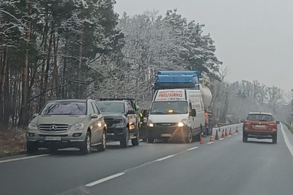 Odťahová služba po čase informovala, že tirák je už preč. | Foto: Pavlína Djadík Verešová, Dopravný servis SE, SI a okolie