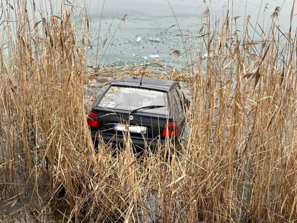Nie je vylúčené, že auto ušlo majiteľovi z brehu do vody. | Foto: PZSR