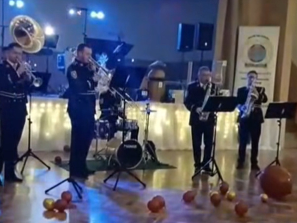 Hrali svetové hity vo svojom podaní. | Foto: Krajský riaditeľ plk. Mgr. Ján Pažický, Polícia Trnavský kraj