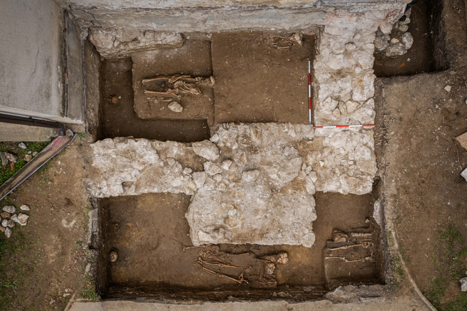 Objavili základy kostola z 12. storočia | Zdroj: archív Vlastivedného múzea v Hlohovci, Foto: Erik Knotek, Jozef Urminský