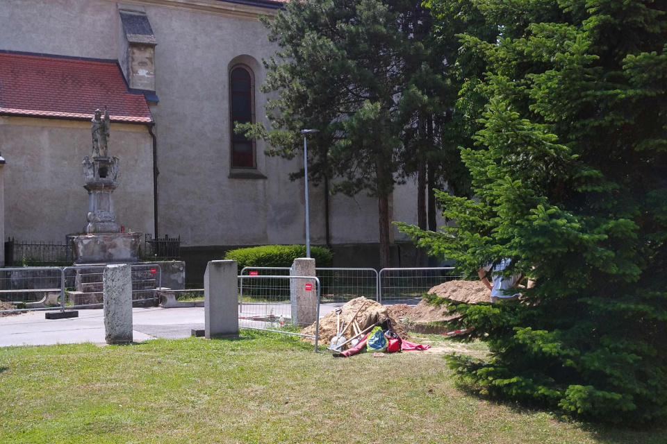 Výskum prebiehal v okolí súčasného kostola | Zdroj: archív Vlastivedného múzea v Hlohovci, Foto: Erik Knotek, Jozef Urminský