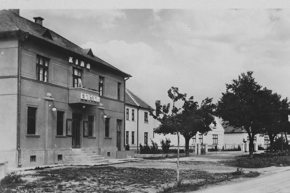 Leopoldovské kino z čias, keď sa ešte nazývalo Kino Edison | Zdroj: Mesto Leopoldov - archív Miloša Jančára