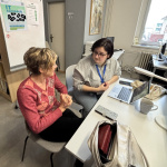 Zamestnanci knižnice poradia, ako na technológie | Zdroj: Záhorská knižnica Senica