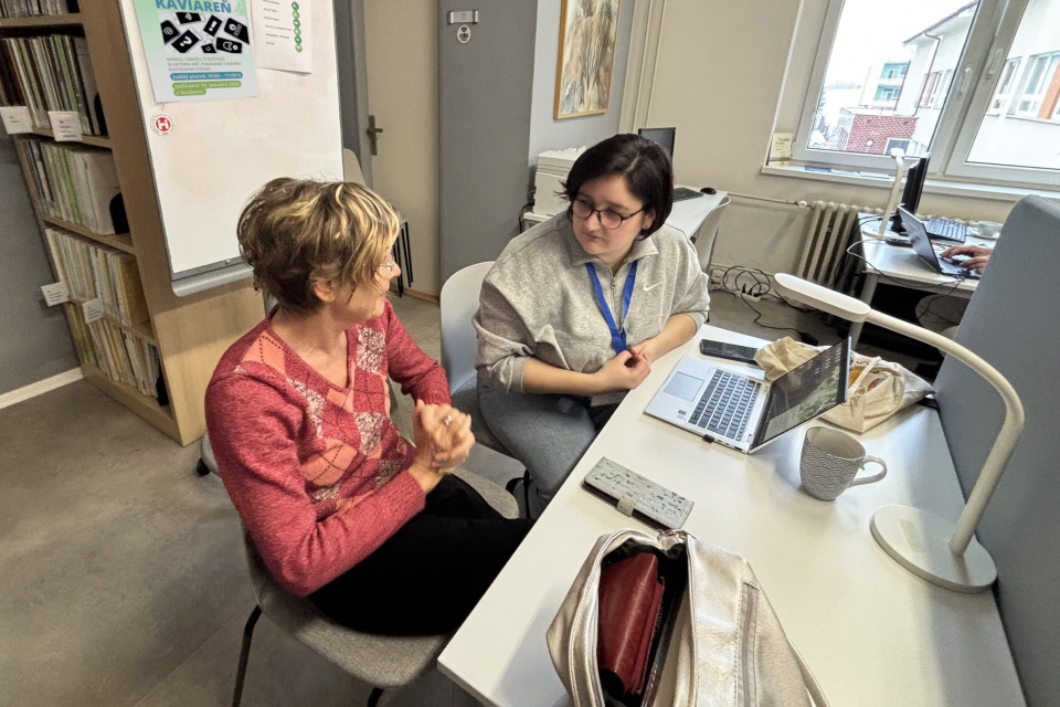 Zamestnanci knižnice poradia, ako na technológie | Zdroj: Záhorská knižnica Senica