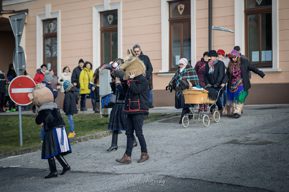 V Hlohovci stretnete počas víkendu rôznorodé postavy a farebné masky | Zdroj: mesto Hlohovec, Foto: Dávid Urminský