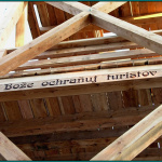 Drevenú konštrukciu zdobí nápis venovaný turistom | Zdroj: obec Nitrianska Blatnica