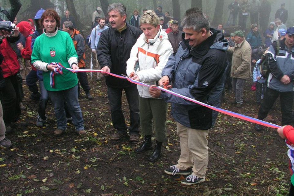 Na slávnostnom otvorení rozhľadna sa v roku 2008 prestrihovala páska | Zdroj: obec Nitrianska Blatnica 