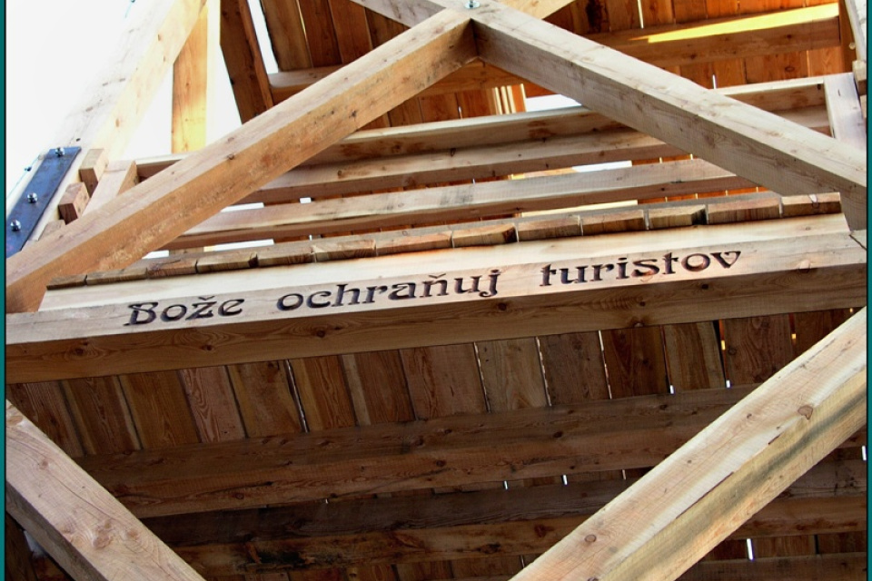 Drevenú konštrukciu zdobí nápis venovaný turistom | Zdroj: obec Nitrianska Blatnica