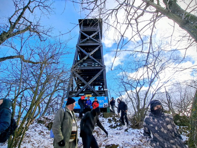 Rozhľadňa Marhát prežíva ťažké obdobie | Zdroj: TJ Bezovec Piešťany - Silvestrovský výstup na Marhát (2025) 