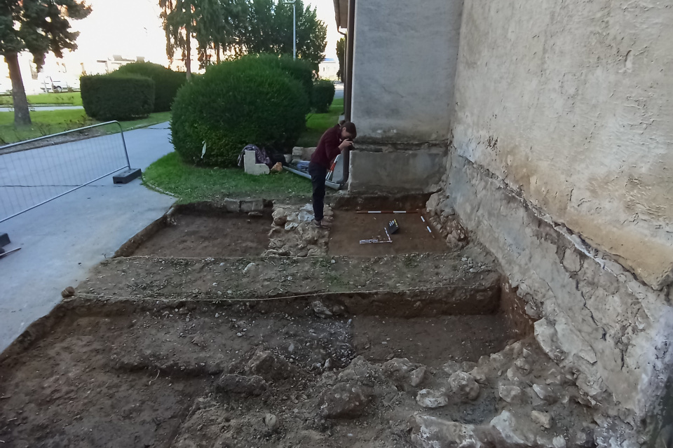 Nálezy budú verejnosti prístupné po ukončení obnovy námestia alebo na výstave koncom roka | Zdroj: archív Vlastivedného múzea v Hlohovci, Foto: Erik Knotek, Jozef Urminský