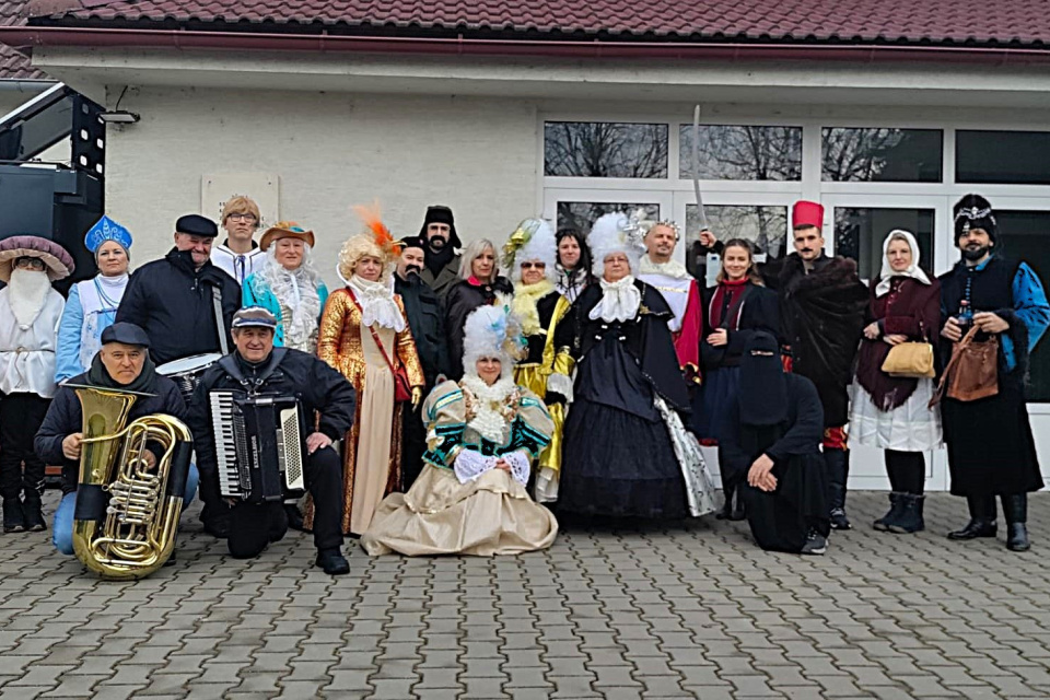 Účastníci sprievodu na Záhorí rozdávajú dobrú náladu. | Foto: Petrova Ves