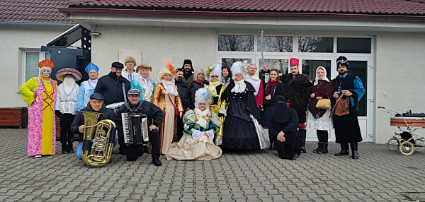 Účastníci sprievodu na Záhorí rozdávajú dobrú náladu. | Foto: Petrova Ves