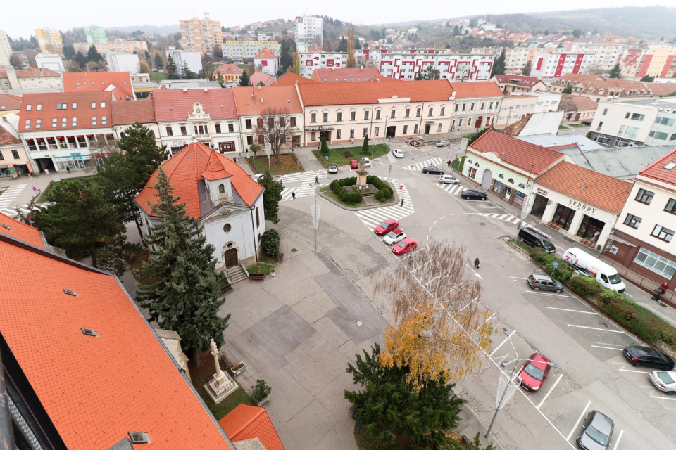 Námestie v Hlohovci si naďalej zachováva pôvodnú podobu | Zdroj: mesto Hlohovec