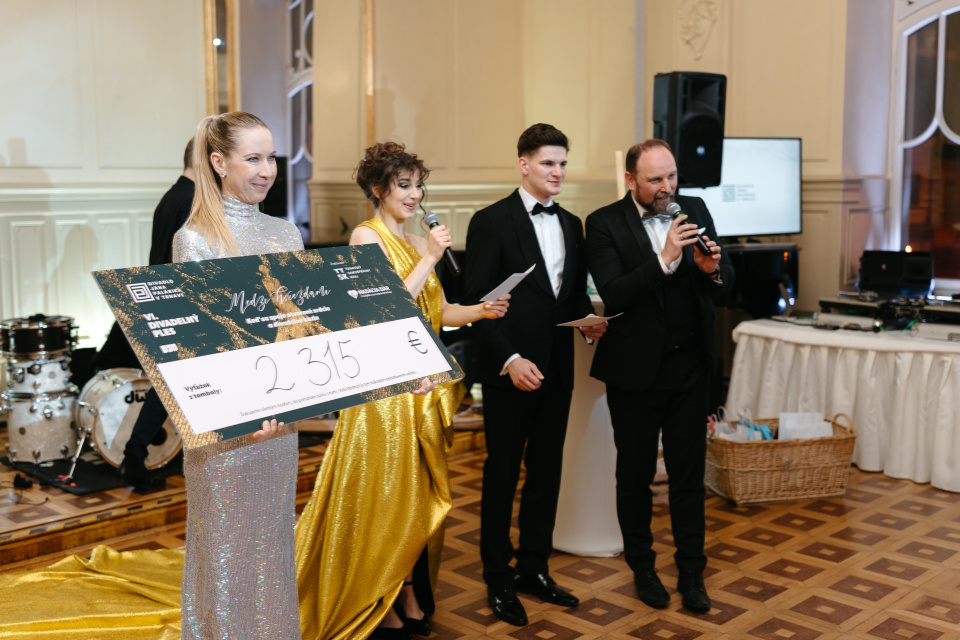 Na plese sa zbierali peniaze na dobrú vec | Zdroj: TTSK