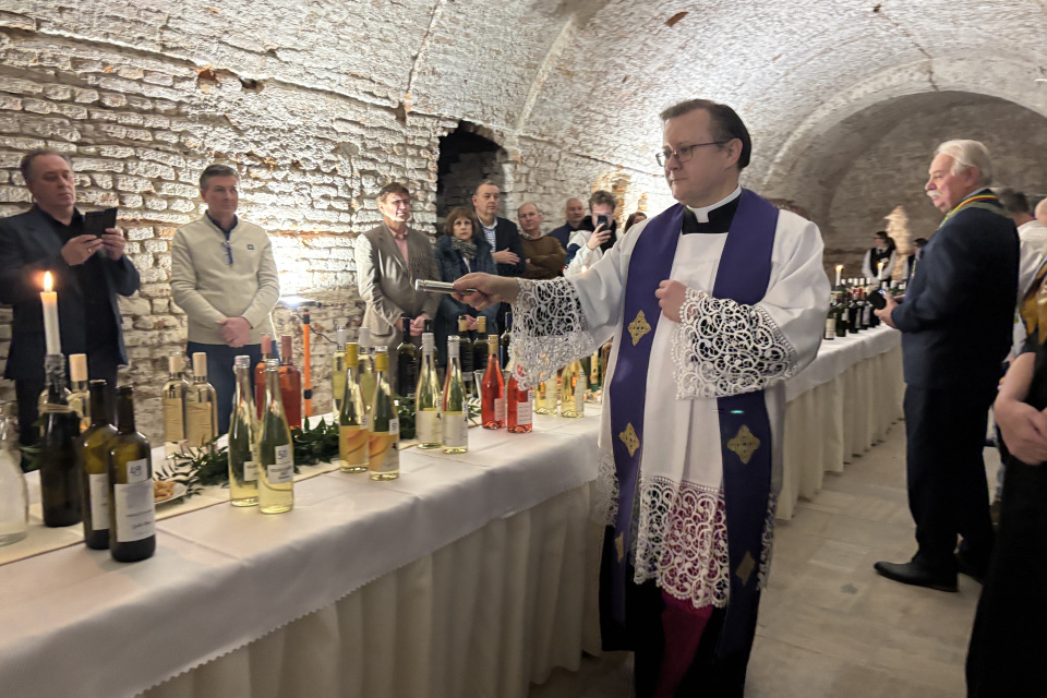 Vína požehnal kancelár arc. úradu | Foto: Nikol Kaňuková, TR