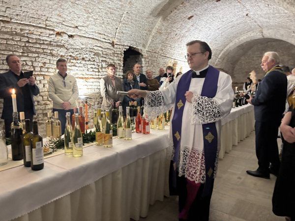 Vína požehnal kancelár arc. úradu | Foto: Nikol Kaňuková, TR