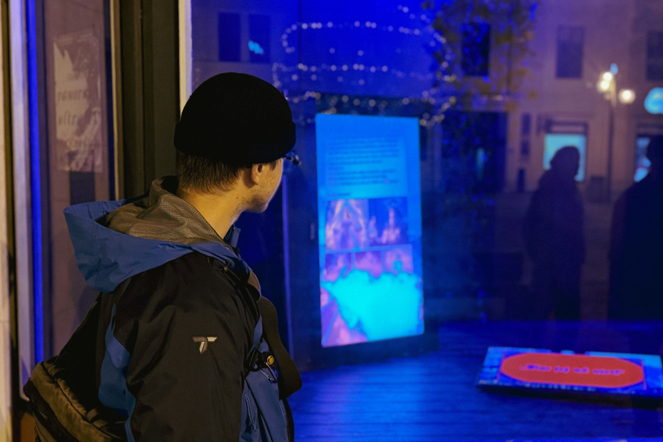 Snímka z vernisáže v Galérii Výklad. Lukáš Sobota - Panoráma ultra HD premium (13. 2. 2026). | Foto: dv