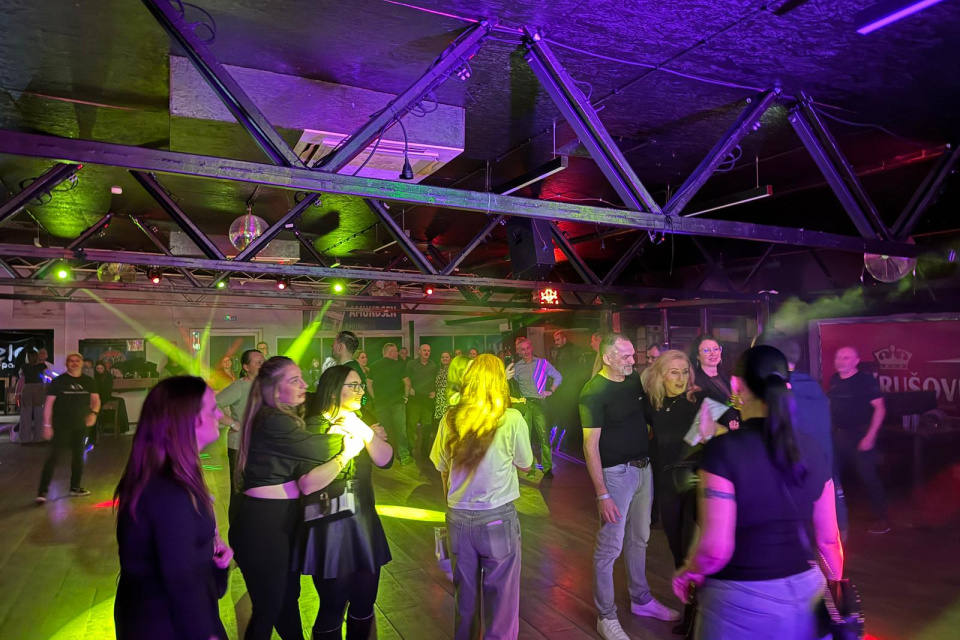 Na parkete sa stretli zaľúbení aj partie priateľov | Foto: Trnavské rádio