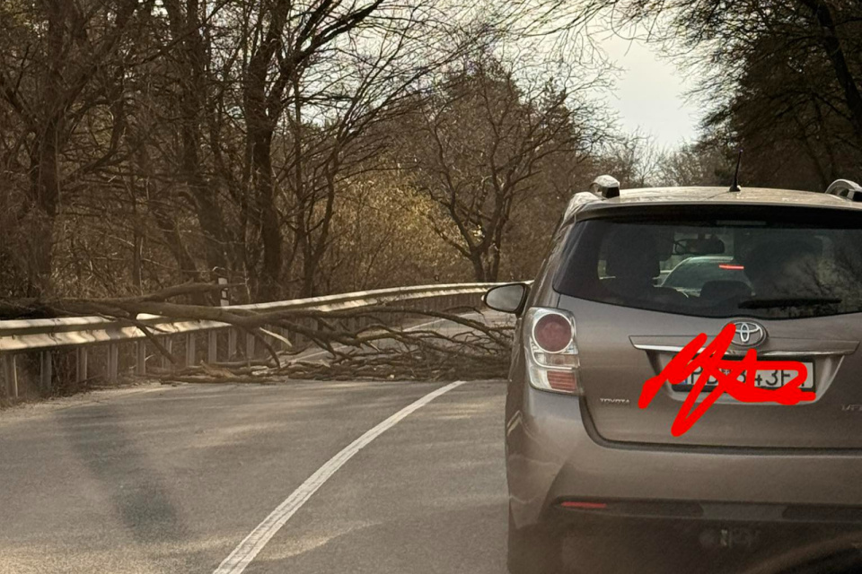 Úsek ostal dočasne neprejazdný. | Foto: Mary Pecháčová, Dopravný servis - okres Piešťany a okolie