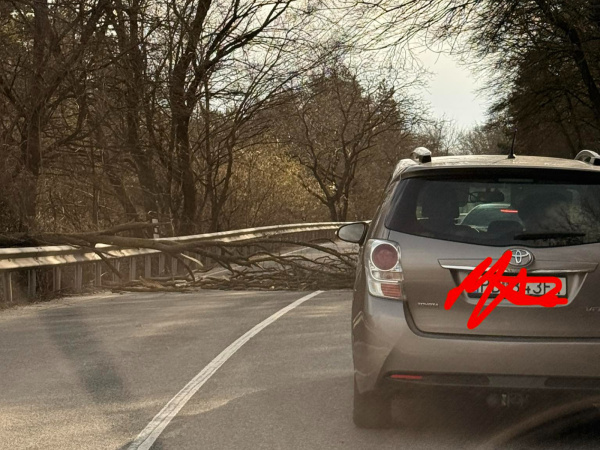 Úsek ostal dočasne neprejazdný. | Foto: Mary Pecháčová, Dopravný servis - okres Piešťany a okolie
