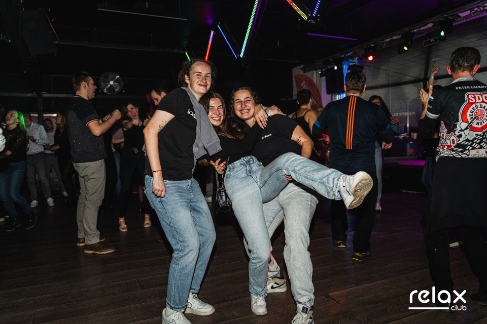 Na parkete sa stretli zaľúbení aj partie priateľov I Foto: Michal Baranovič