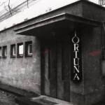 Vchod do klubu neďaleko Mariánskej sály: 