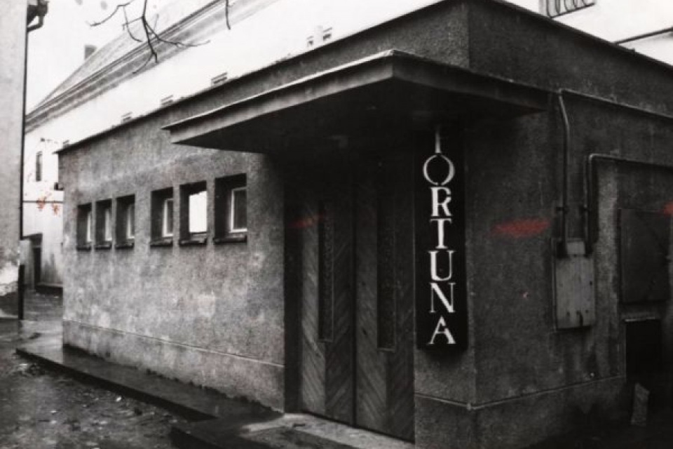 Vchod do klubu neďaleko Mariánskej sály: 