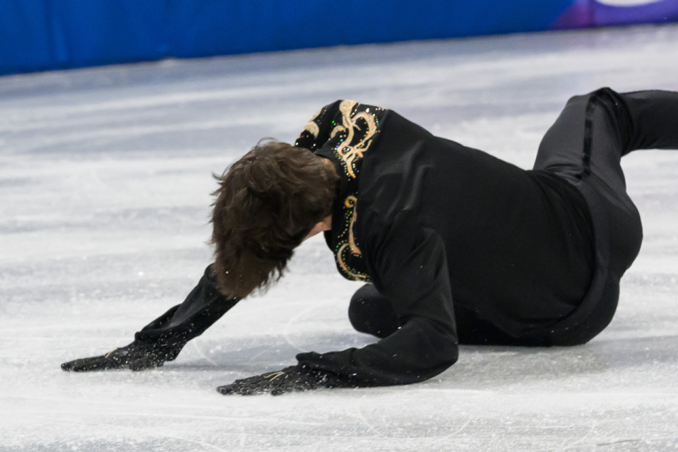 Slovenský krasokorčuliar Adam Hagara počas pádu vo voľnej jazde mužov na zimných olympijských hrách | Zdroj: TASR