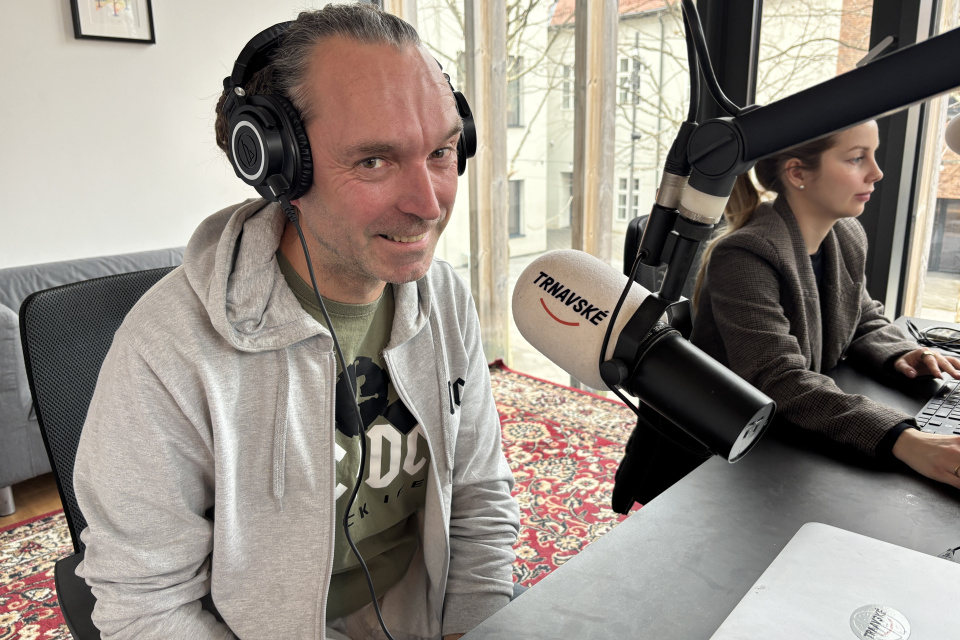 Mário Gajarský na návšteve v štúdiu Trnavského rádia | Foto: Trnavské rádio