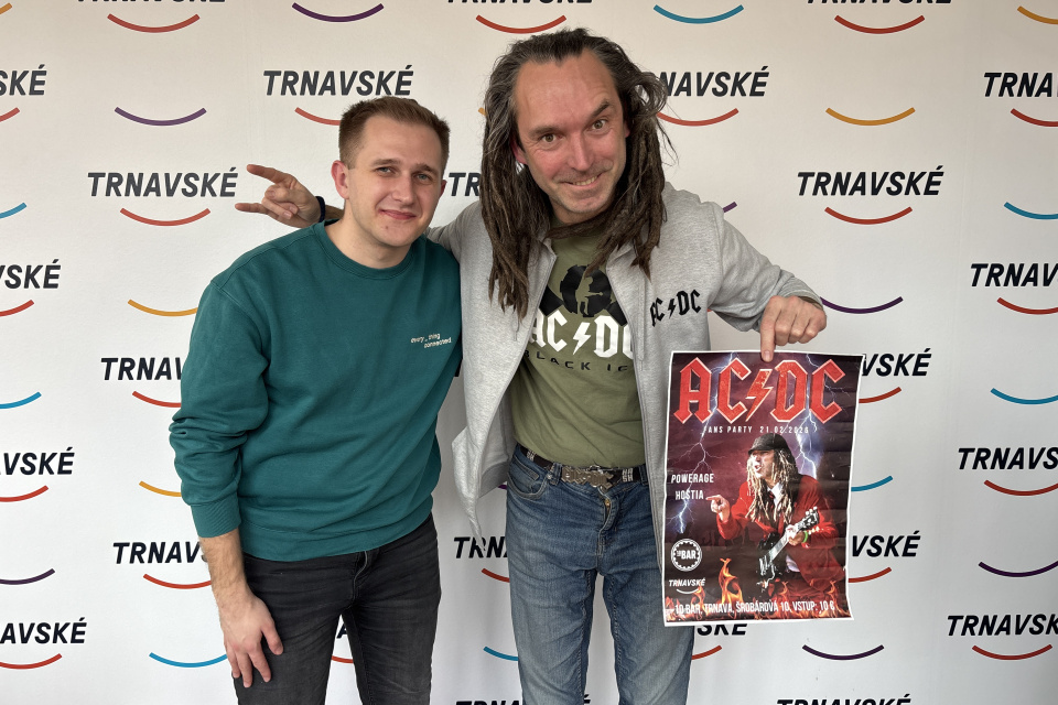 Na fotografii je moderátor Tomáš Čapák spolu s organizátorom AC/DC fans party Máriom Gajarským | Foto: Trnavské rádio