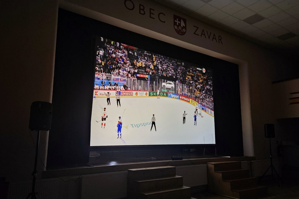 Takto v Zavare fanúšikovia povzbudzovali našich hokejistov na majstrovstvách sveta v hokeji (2025) | Zdroj: Obec Zavar