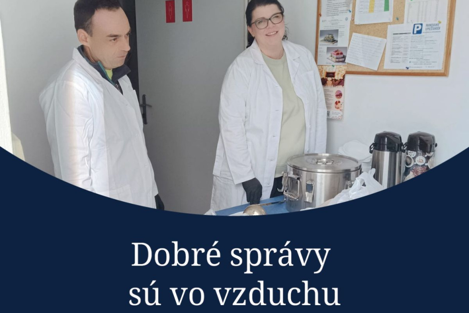 Na fotografii sú kuchári, ktorí pripravujú jedlo pre ľudí bez domova v Piešťanoch