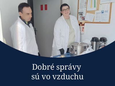 Na fotografii sú kuchári, ktorí pripravujú jedlo pre ľudí bez domova v Piešťanoch