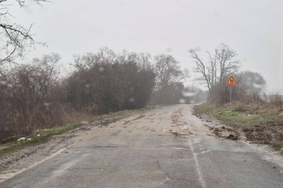 V úseku hrozia šmyky. | Foto: člen_skupiny, Dopravný servis Okres Hlohovec a okolie 