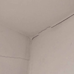 Trhliny zaznamenali aj na rodinnom dome v Jelke | Zdroj: Meteo Slovensko