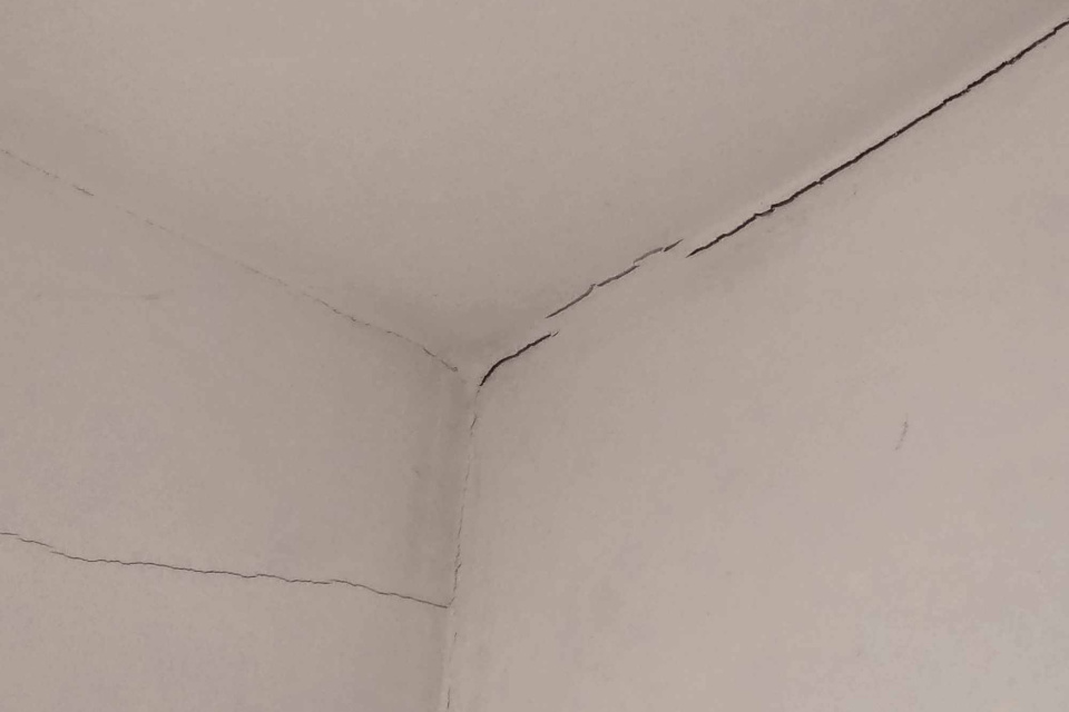 Trhliny zaznamenali aj na rodinnom dome v Jelke | Zdroj: Meteo Slovensko